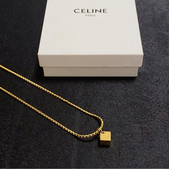 Celine's golden cup-shaped necklace - Picture 4 of 5